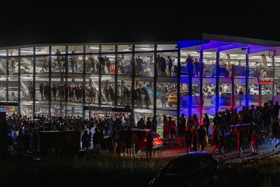 In ein Tuning-Mekka verwandelt sich am Freitag und Samstag das Parkhaus in Schöneck zur L8-Tuning Night.