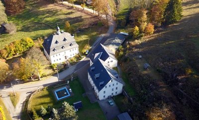 Diese Luftaufnahme zeigt die Gebäude der Naturherberge Schmalzgrube und einen Teil des Geländes.