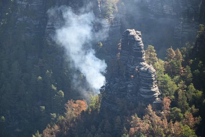 Bad Schandau im August 2022: Rauch steigt bei einem Waldbrand im Nationalpark Sächsische Schweiz in den Himmel.