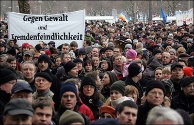 Tausende Menschen haben sich in Dresden in eine Menschenkette eingereiht, um der rund 25.000 Opfer zu gedenken, die bei den Luftangriffen alliierter Bomber am 13. und 14. Februar 1945 ums Leben kamen. Die Dresdner setzten damit zugleich ein beeindruckendes Zeichen gegen die Rechtsextremen, die einmal mehr versuchten, den Jahrestag der Bombardierung für ihre Propaganda zu nutzen.
