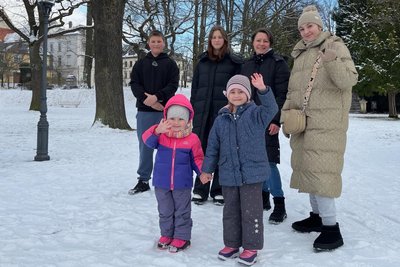 Oksana (h.2.v.r.) lebt mit ihren Kindern Marharyta (h.2.v.l.), Ivan ((h.l.) und Veronika (v.r.) in Freiberg. Wie Anastasiia (r.) und Ameliia (v.l.) sind sie 2022 vor dem Krieg in der Ukraine geflohen. Wie geht es weiter?