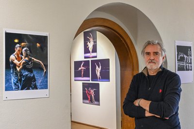 Fotograf Dieter Wuschanski in seiner neuen Ausstellung im Wasserschloß Klaffenbach.
