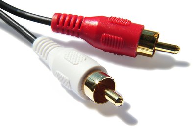 Ein Ende eines Cinch-Kabels. Die meisten Stereoanlagen und Empfangsgeräte haben für Audio-Ein- und -Ausgänge diese Anschlüsse.