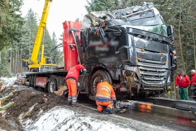 Auf der winterglatten S 260 ist am Montagmorgen ein Lastwagen verunglückt. 