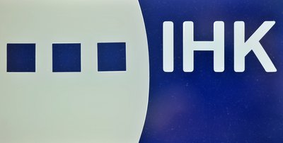  Blick auf das Logo der Industrie und Handelskammer (IHK) Chemnitz. (Archiv)