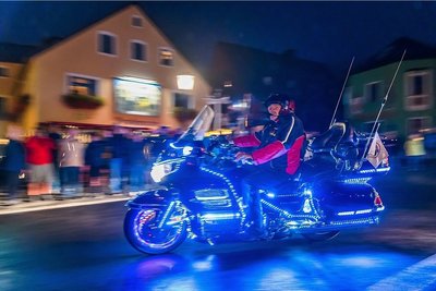 Beleuchtet und geschmückt waren am Freitagabend mehr 140 zwei- und dreirädrige Goldwings auf Lichterfahrt in Seiffen, Deutscheinsiedel, Deutschneudorf und Oberlochmühle unterwegs. Foto: Kristian Hahn