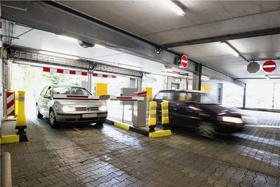 Zufahrt zum Parkhaus der Stadt-Galerie: Bargeldloses Bezahlen ist nun allen Kassenautomaten möglich.
