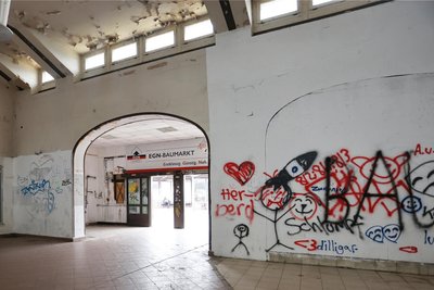 Auf Reisende macht der Bahnhof derzeit einen schmuddligen und üblen Eindruck.