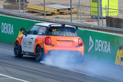 Vier Rennwochenenden – hier auf dem Norisring in Nürnberg – hat Maxim Felix Dacher im Mini Cooper gerockt.