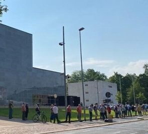 Schlange am Donnerstagmorgen vor der Bankfiliale. 