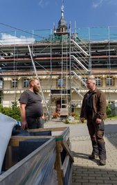 Am Dach des Hammerherrenhauses musste dringend etwas passieren. Die Sanierung, vor allem deren Finanzierung, ist für den Verein Hammerwerk Schmalzgrube - im Bild Vorsitzender Torsten Uhlig (rechts) im Gespräch mit Dachdecker Olaf Kantwerk aus Sehma - ein echter Kraftakt.