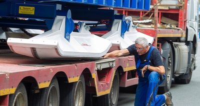 Millimeterarbeit: Roland Unger von Lehmann-UMT verlädt einen Frachtschlitten auf dem Tieflader. 