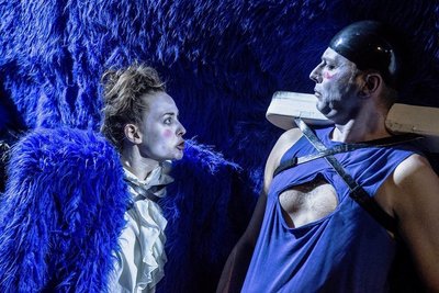 Lisanne Hirzel spielt Alkmene, Frau von Amphitryon (Sven Zinkan) in der gleichnamigen Verwechslungskomödie von Molière. Sie ist wütend auf ihren Mann, weil der sich angeblich nicht an letzte Nacht erinnert. 