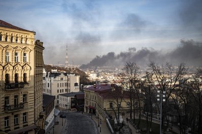 Eine Rauchwolke steigt am 29.12.2023 über dem Kiewer Stadtteil Ljukaniwska auf.
