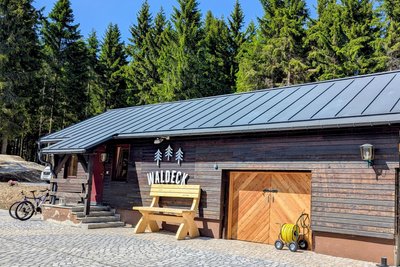 An das alte „Waldeck“ erinnert dieses Gebäude hinter dem Basislager. Darin befindet sich unter anderem das Wanderlager.