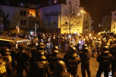 Polizisten und Teilnehmer einer nicht genehmigten Demonstration in Greiz standen sich am Samstagabend gegenüber.