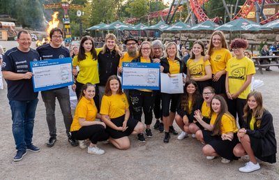Den 1. Platz im Wettbewerb um die Sterne des Sports teilen sich in diesem Jahr in der Region Plauen der 1. FC Wacker Plauen - links Projektverantwortlicher Karsten Repert, daneben Vereinschef Andreas Seidel - und die Abteilung Tanz des SV 04 Oberlosa um Katrin Teuschler (4. von rechts stehend). 