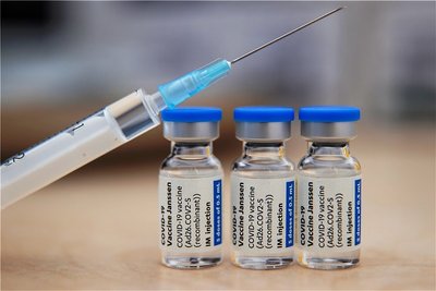 Ampullen mit dem Corona-Impfstoff von Johnson & Johnson.