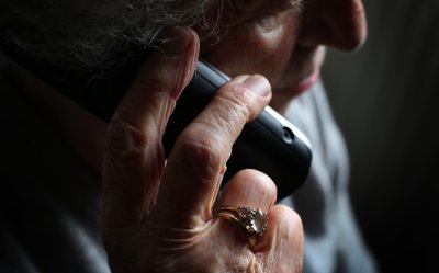 Die Polizei warnt vor Betrugsmaschen, bei denen Betroffene entweder einen Anruf oder eine Phishing-Mail erhalten.