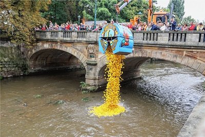 Die 7000 Enten stürzten an der Bierbrücke kopfüber ins Wasser. Den Container mit den Rennenten hatte der Abfallentsorgungs- und Stadtreinigungsbetrieb ASR an die Chemnitz gebracht. Am Start, entlang der Strecke und am Ziel an der Hartmannbrücke verfolgten Besucher das Wettrennen. 