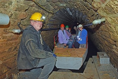 Im Alte-Hoffnung-Erbstolln in Schönborn-Dreiwerden können Besucher mit dem Kahn fahren.