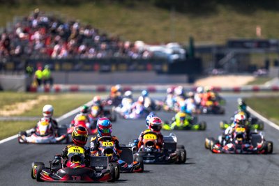 Der große Vorteil der Kart-Rennstrecke in der Arena E: Der gesamte Kurs ist von der Tribüne aus zu sehen.