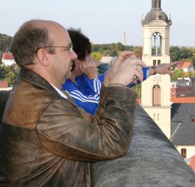 
              <p class="artikelinhalt">Karl-Heinz Körner aus Zwickau gehörte zu den vielen Neugierigen, die einen Blick vom Turm auf die Stadt warfen. </p>
            