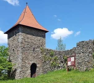 Auf einem Sporn über Wiedersberg stehen seit 800 Jahren die Ruinen einer Höhenburg. Außer dem Turm sind es meist nur Mauerreste, die den früheren Innenhof umschließen. 