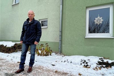 Dietmar Fischer vor dem Frankenberger Mehrfamilienhaus, für das die Wohnungseigentümer nun eine neue Hausverwaltung suchen müssen. 