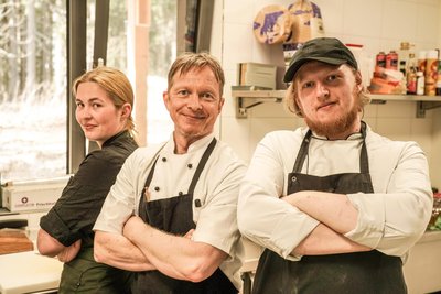 Küchenchef Dirk Meinel (M.) mit Koch Alexander Löser und der Auszubildenden Leni Müller.