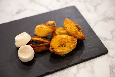 Sehen aus wie kleine Schiffchen: Die knusprigen Blätterteigtaschen heißen Pastizzi und sind das Nationalgericht von Malta. Sie werden wahlweise mit Ricotta, Erbsen-Curry oder dem maltesischen Gbejna-Käse (links im Bild) gefüllt. 