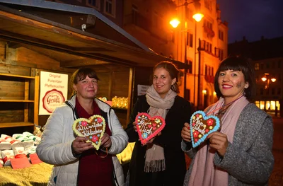 Jana Rieper, ihre Tochter Vanessa sowie Gewerbering-Chefin Uta Silling mit Lebkuchenherzen (v.l.) bei der Einkaufsnacht in Mittweida.