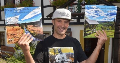 Rico Weißbach aus Thalheim arbeitet als Tankwart in Annaberg-Buchholz. Der 46-Jährige plant, die Region unter verschiedensten Gesichtspunkten in einem Bildband vorzustellen. In Eigenregie hat er zunächst eine Probeausgabe vorbereitet, die derzeit zwei Bücher füllt. 