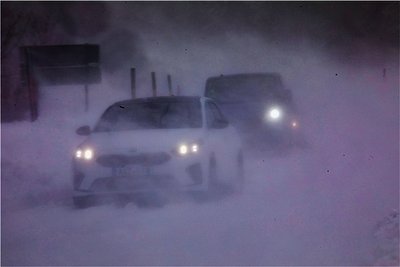 Der Schneesturm schränkte die Sicht für Autofahrer extrem ein. 