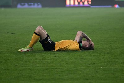 Dresdens Julius Kade liegt nach dem Abstieg auf dem Rasen.