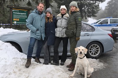 Ermittlungen im Fichtelberg-Gebiet. Der Erzgebirgskrimi „Wintermord“ wird zum Schlingel-Festival gezeigt. Kai Scheve, Lara Mandoki, Masha Tokareva und Teresa Weißbach (von links) beim Drehstart im letzten Jahr.