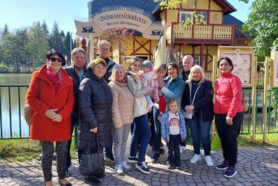 Dr. Annette Schwandtke (l.) spricht fließend Russisch und versucht, Geflüchteten aus der Ukraine zu helfen, sich in Freiberg zurecht zu finden. In der Mitte im Bild: Anastasiia mit Ameliia und Oksana mit Veronika.