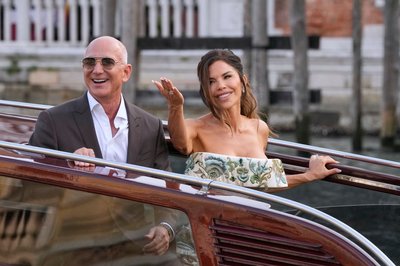 Vor einem Jahr heirateten Amazon-Milliardär Jeff Bezos und Laura Sánchez in Venedig. (Archivbild)