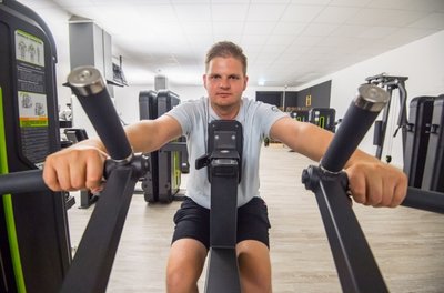 Los gehts: Reporter Georg Dostmann wagt im automatischen Fitnessstudio in Schneeberg den Selbsttest.