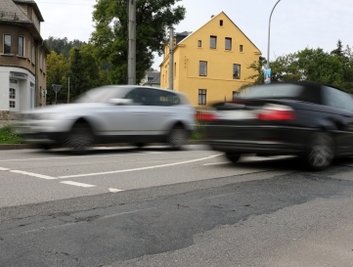 Solche Schadstellen gibt es viele auf der B 101 in Neuwelt. Nun wird die Fahrbahn ausgebessert.