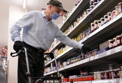 Ronald Otto beim Einkaufen. Der Zschopauer lebt mit dem Spenderherz einer jungen Frau.