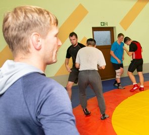 Vor den Augen von Trainer Björn Lehnert tummelten sich insgesamt 20 Athleten auf der Matte, darunter auch einige Gäste aus Jena. 