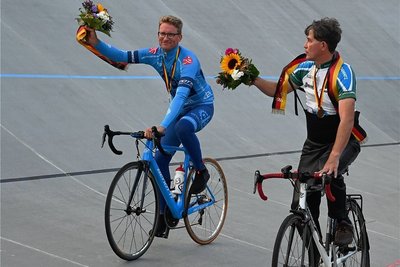 Die Lokalmatadoren Robert Retschke (l.) und Holger Ehnert nach dem Silbergewinn auf der Ehrenrunde.