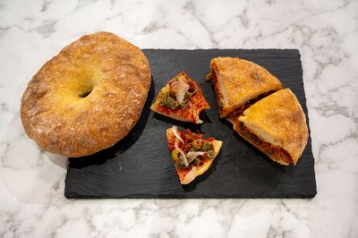 Auf Malta hat es mehr etwas von Sandwich, auf Gozo eher Pizzaartiges: Ftira, sprich "ffff-teer-ah" ist ein ringförmiges maltesisches Brot mit einer wunderbaren crispy Kruste.  