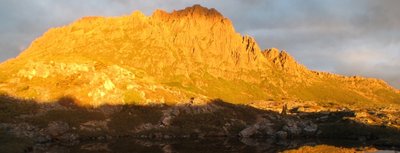 PeerSchepanski Peer Schepanski - Der 1545 Meter hohe Cradle Mountain, einer der schönsten Sehenswürdigkeiten in Tasmanien, glänzt golden im Sonnenuntergang.