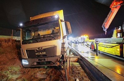 Für die Bergung des Lkw mussten zunächst 20 Meter Leitplanke abgebaut werden.