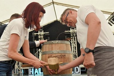 Oberbürgermeisterin Judith Sandner beim Anzapfen des Bierfasses, unterstützt von Caterer Thorsten Voigt.