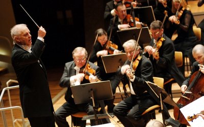 
              <p class="artikelinhalt">Mit der Staatskapelle Berlin unter Leitung von Daniel Barenboim erweist eines der bedeutendsten Orchester Deutschlands Robert Schumann zu dessen 200. Geburtstag seine Reverenz. </p>
            