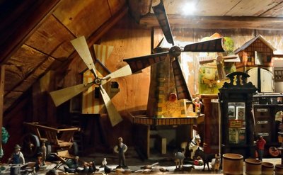 Die Sandmühlen waren komplizierte Spielzeuge mit ausgeklügelter Mechanik und äußerlich "richtigen" Mühlen exakt nachempfunden. 