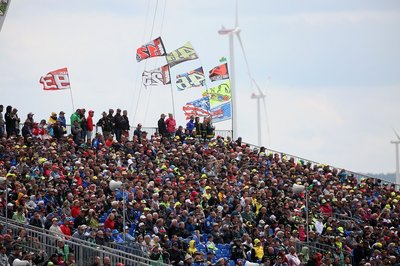 Der Sachsenring am Sonntag: Die Zuschauer verfolgen die Rennen.